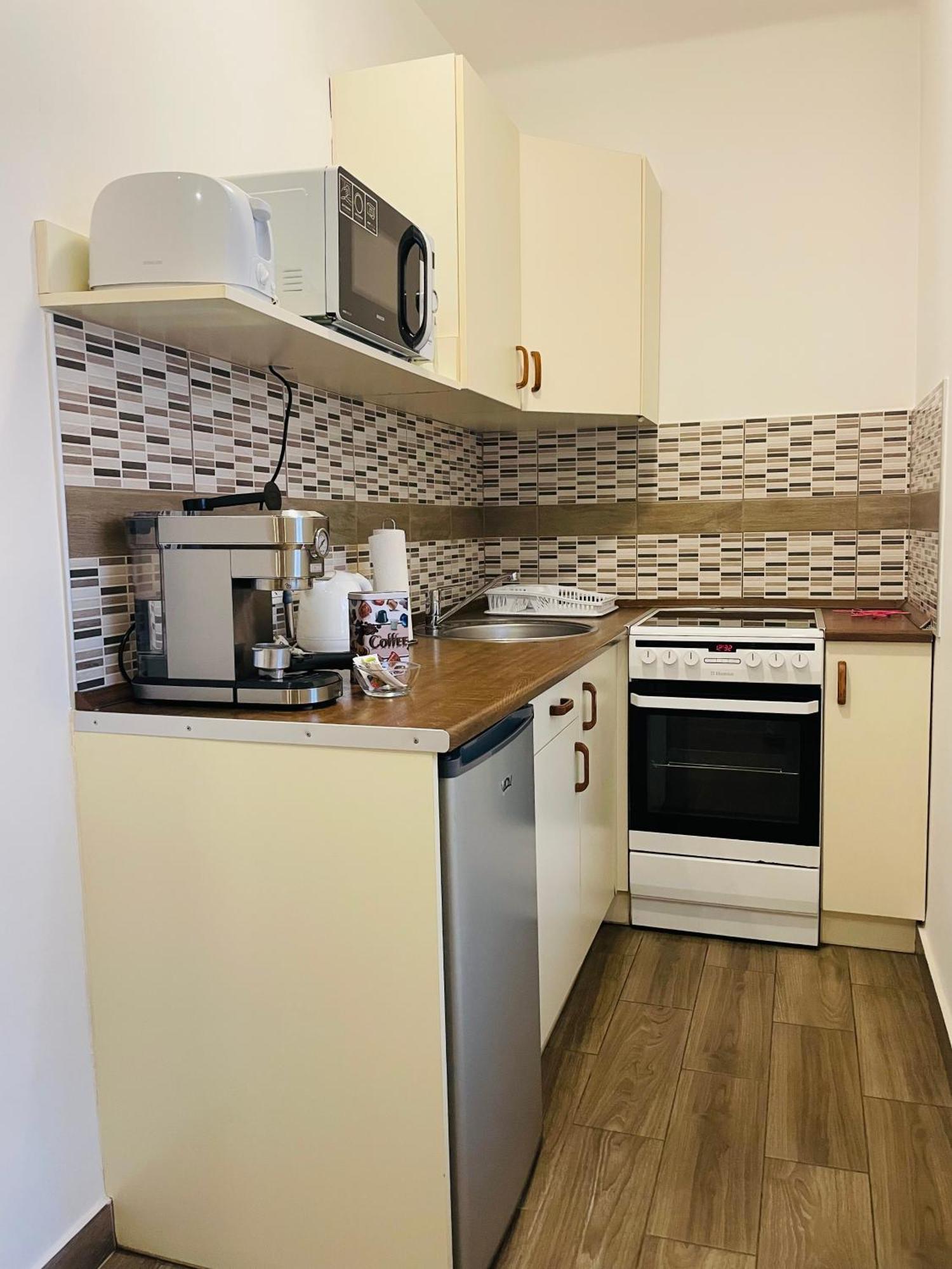 Weninger Studio Apartman Kiskunhalas Eksteriør billede